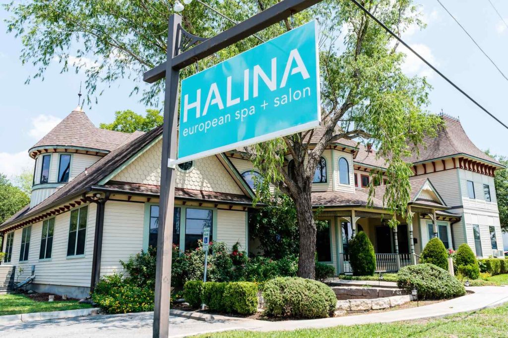 A street sign in front of a house

Description automatically generated with medium confidence